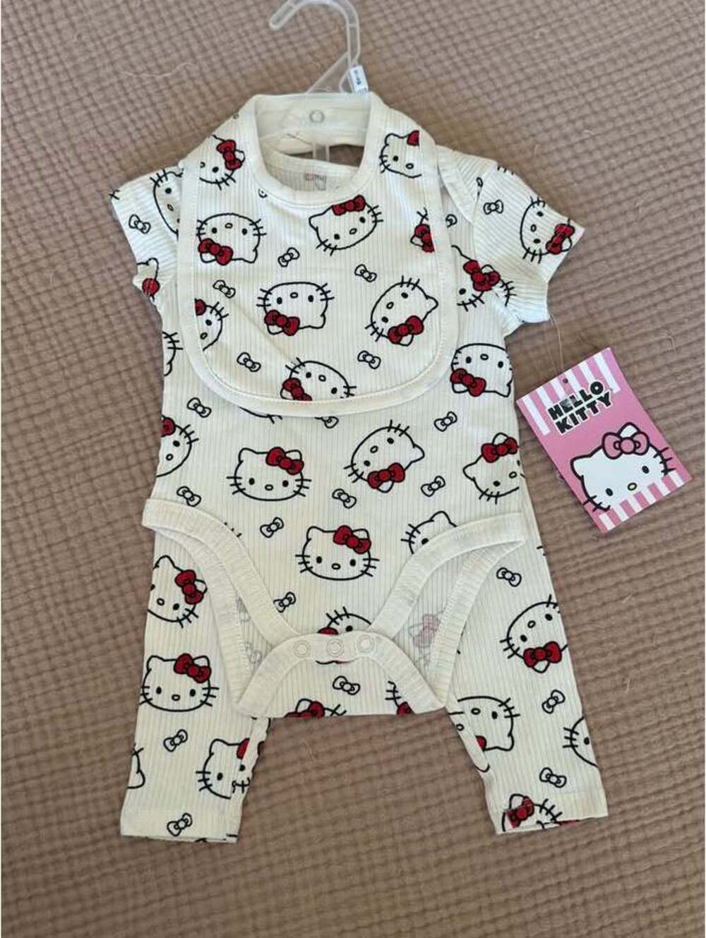 0-3m. NWT Hello Kitty Baby Girl 3 Piece Outfit Set